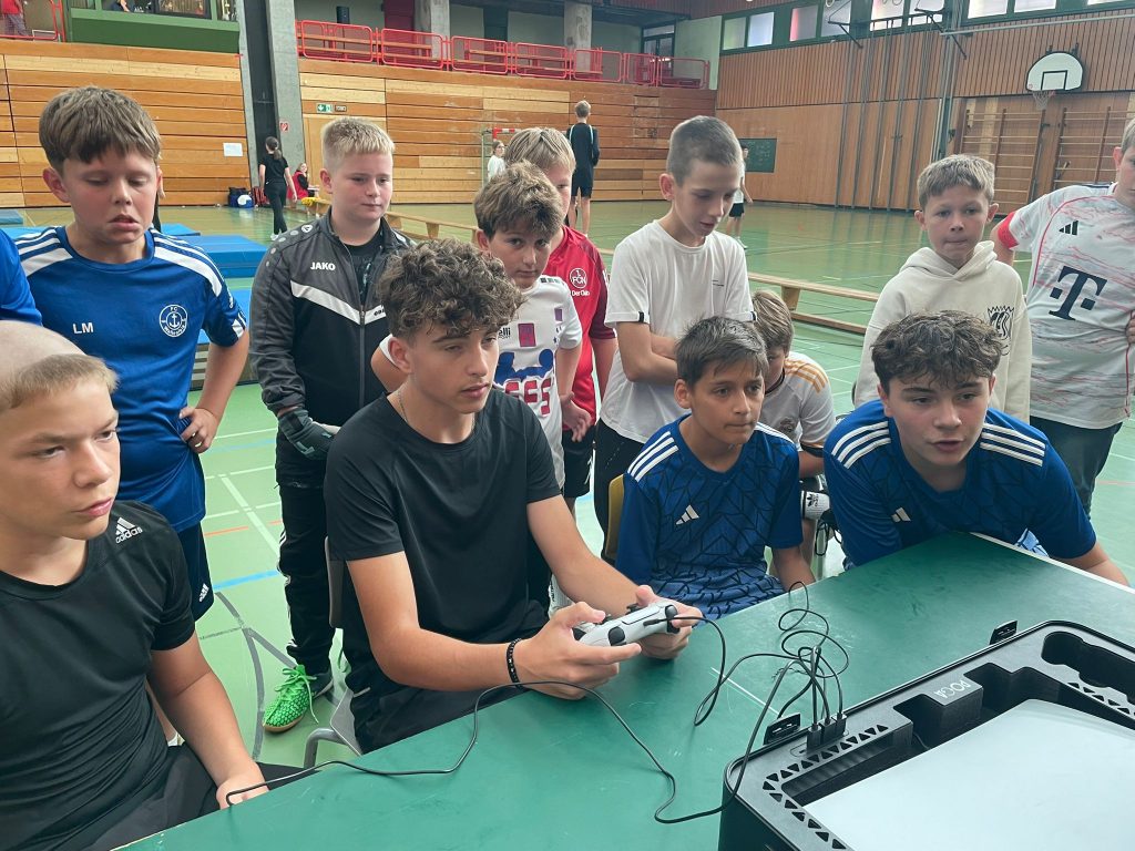 Hybrid-Turnier: Fußball trifft auf Konsole
