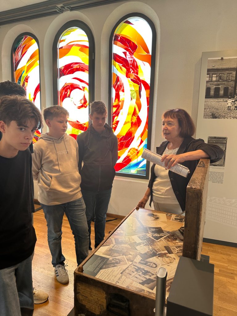 Projekt „Schule ohne Rassismus – Schule mit Courage“: Besuch der Synagoge und Stolpersteine in Kronach